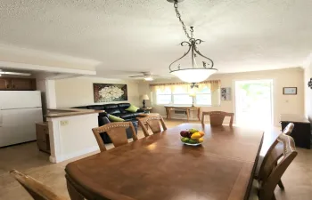 Lovely Dininng room table fits 6