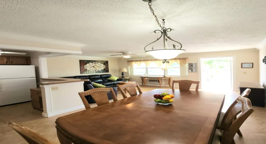 Lovely Dininng room table fits 6