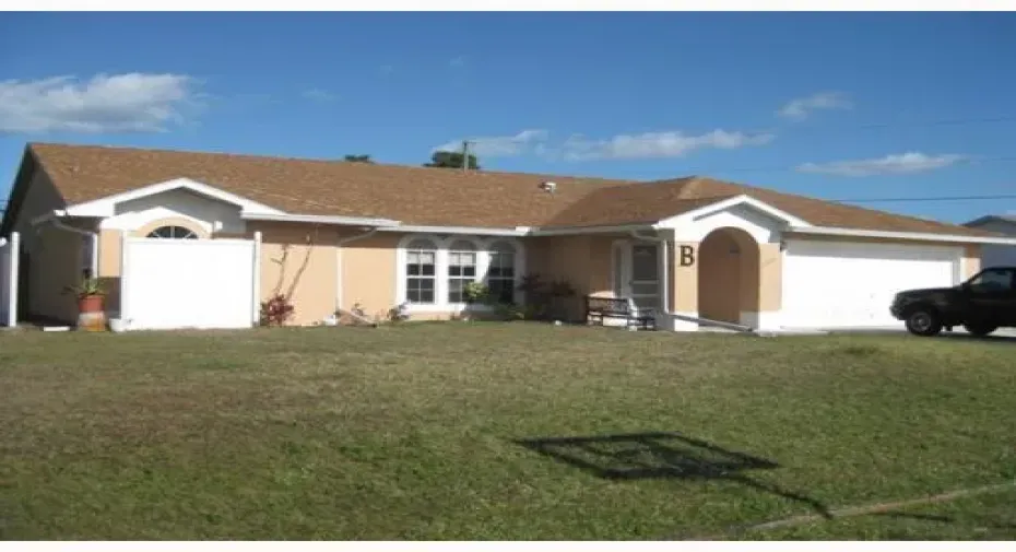 CORNER LOT , NEW ROOF, FRAME STUCCO