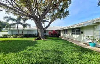 One bedroom / 1 Bath unit in the heart of desirable Lighthouse Point