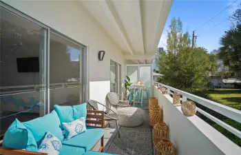 Beautiful space to sun bathing or entartaining.