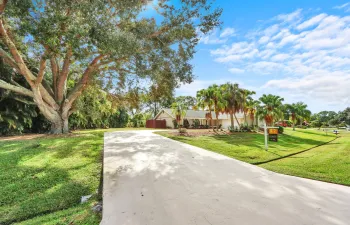 Huge yard in Sandpiper Bay!