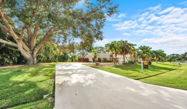 Huge yard in Sandpiper Bay!