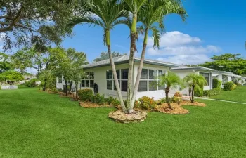 Upgraded 2 Bed/2Bath corner Villa in 55+ Community WITH washer/dryer inside