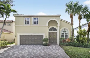 Residential home with palm trees (1)