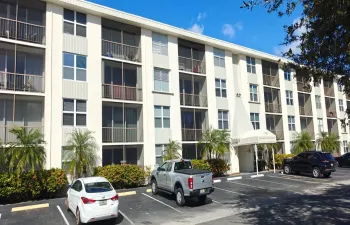 Great condo Just a mile from the beach