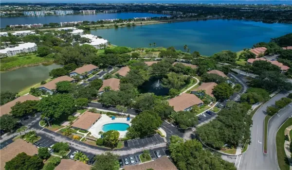 Beautiful lush lake community
