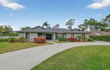 EXTERIOR FRONT-CIRCULAR DRIVEWAY