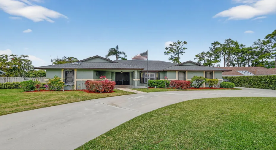 EXTERIOR FRONT-CIRCULAR DRIVEWAY