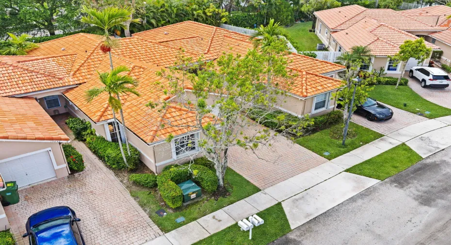 REALLY MOVE IN CONDTION. 2017 TILE ROOF INSURABLE.