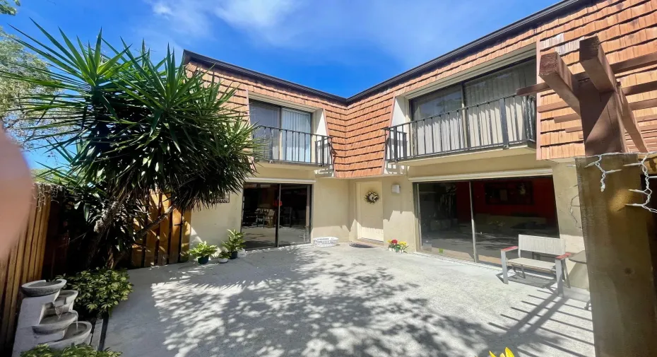 3/3/ townhouse with courtyard