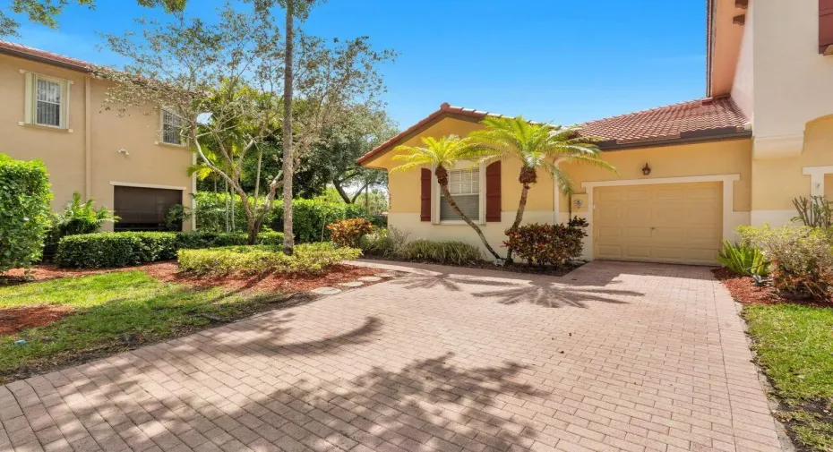 Tuscany Heron Bay Corner Home steps to pool on cul-de-sac Lot. Fee Simpe