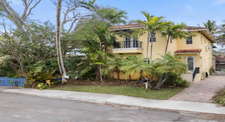 218 N Palmway