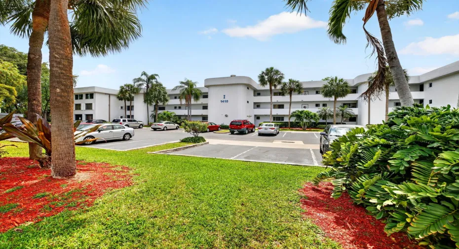 Sheridan By The Beach has first class amenities! 2 heated pools, 4 saunas, Fitness Center, Pickleball/Tennis Courts, Dog Walk area, BBQ Grill & Picnic Area, Car Wash Area & more!