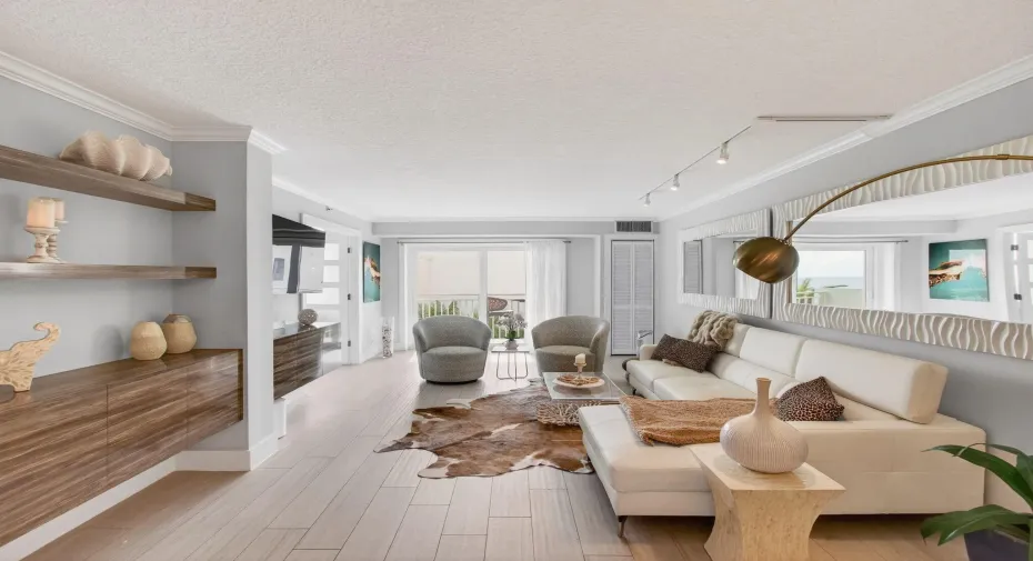MODEL BEACHSIDE CONDO