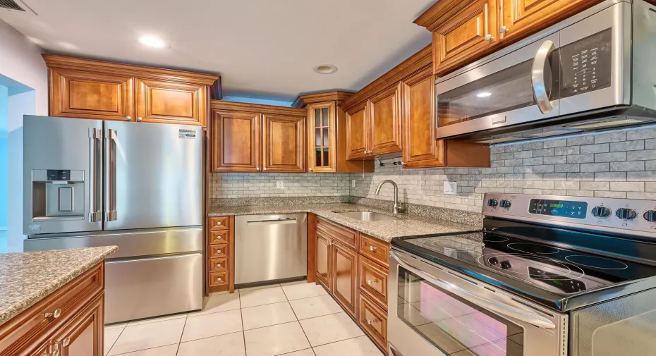 Wood cabinets, Granite counters, tiled backsplash, SS appliances