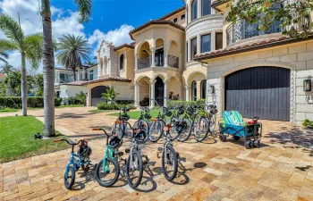 Fully appointed luxury villa with adult & child bikes, beach equipment & more