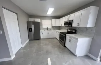 New Kitchen w/Cuartz Counters