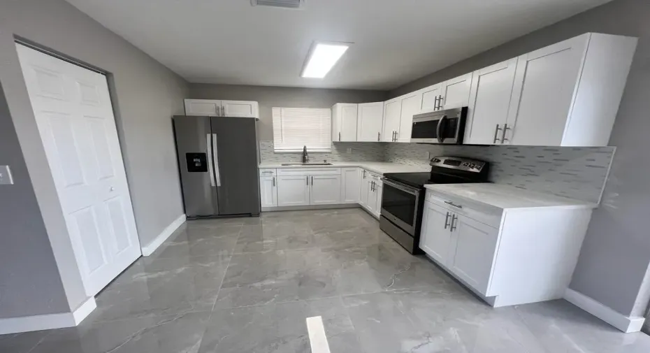 New Kitchen w/Cuartz Counters