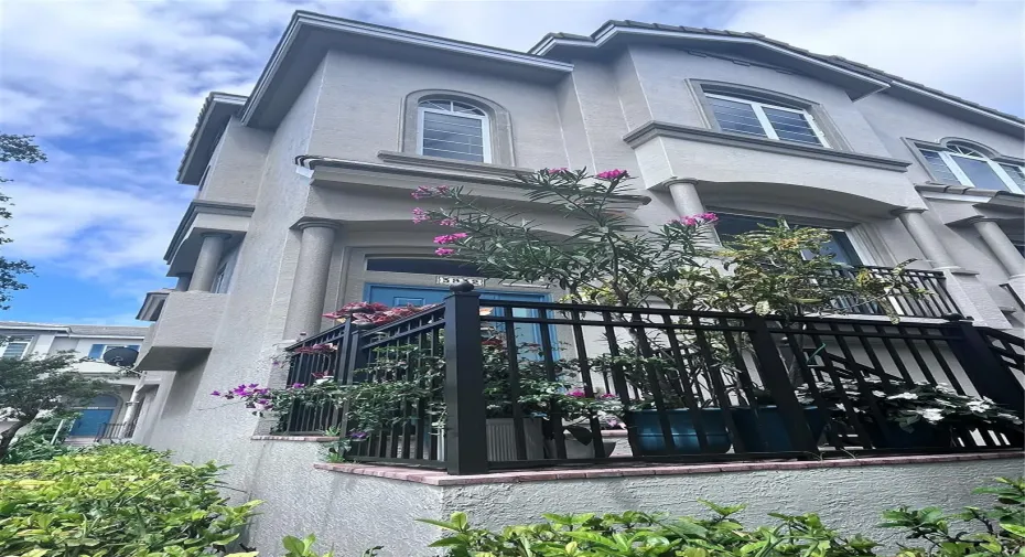 corner unit entrance, EAST / SOUTH