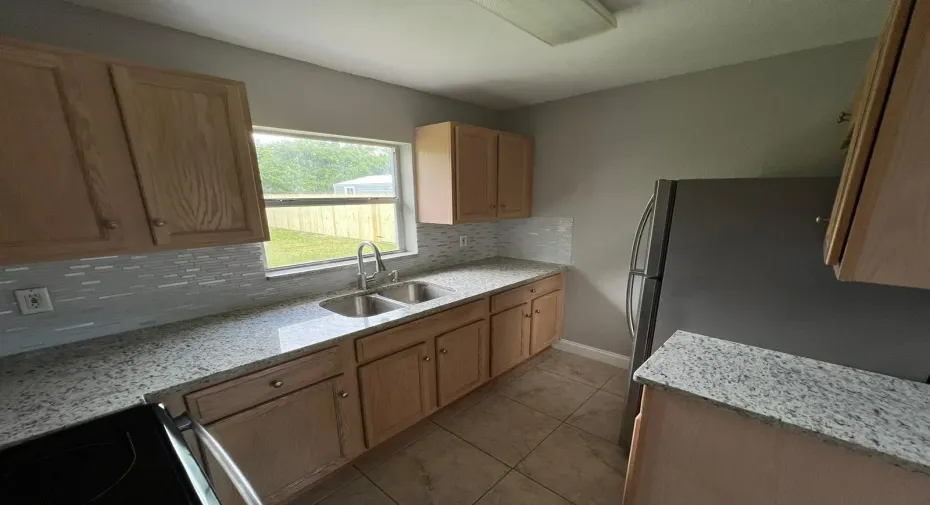 WOOD KITCHEN W/GRANITE COUNTERS