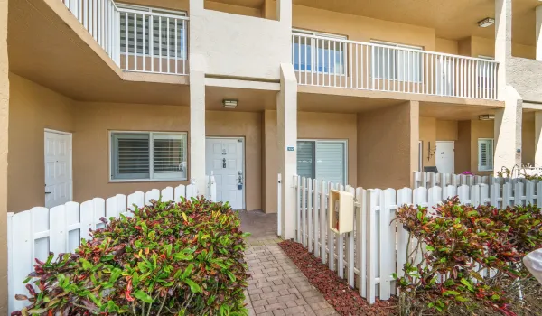 This is the inviting front entryway to your new condo in Southampton at Kings Point!