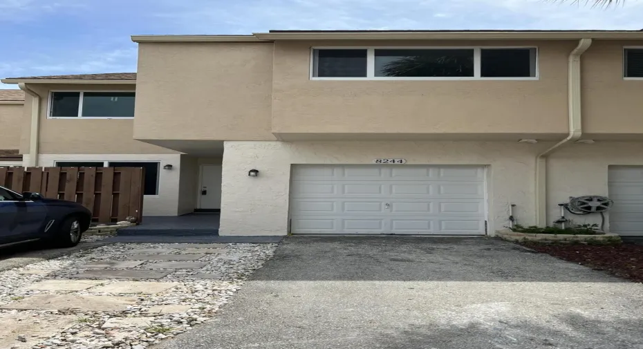 garage 8244