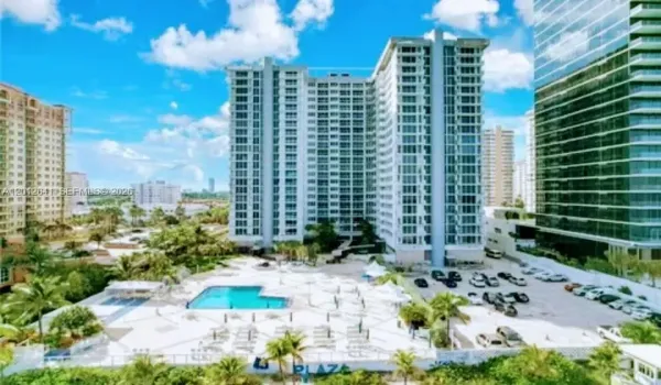 FULL SUNNY RESORT- STYLE POOL DECK