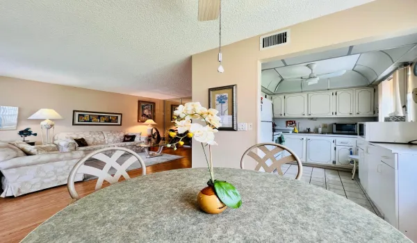 Gracious FIRST FLOOR CORNER 2/2!