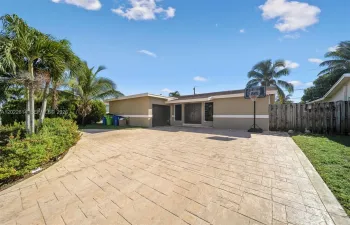 Fronte Entrance Circular Driveway