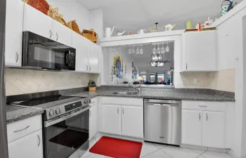 Stunning kitchen w/quartz counter