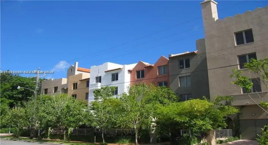 Boutique building in Coconut Grove