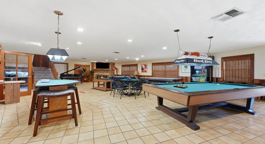 entertainment/game room