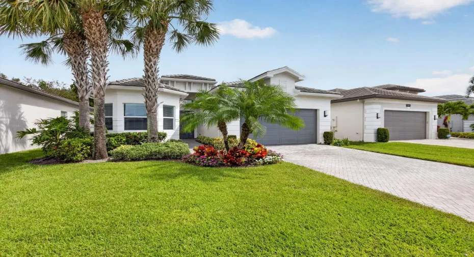 Beautiful upgraded Bimini model on private lot