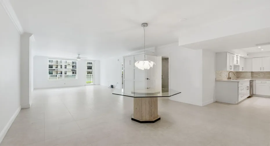 Renovated 1008 sf 1 Bed 2 Full Baths w Murphy Bed