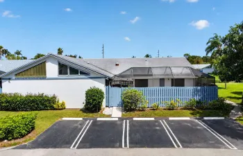 End unit townhouse with fenced and screened courtyard