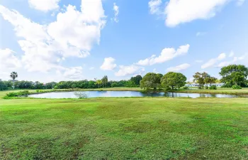 Gogeous lake and golf views!