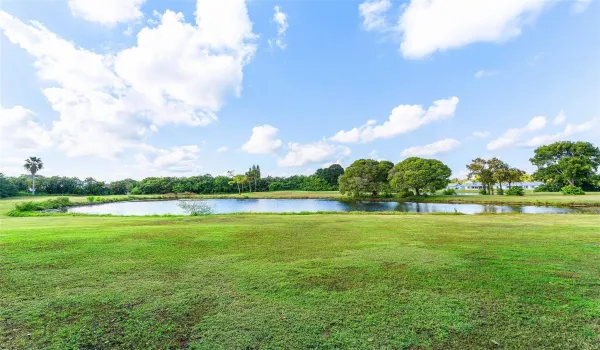 Gogeous lake and golf views!