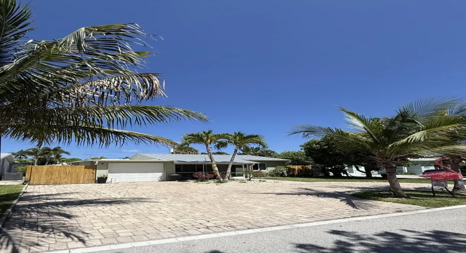 LARGE CIRCULAR DRIVEWAY