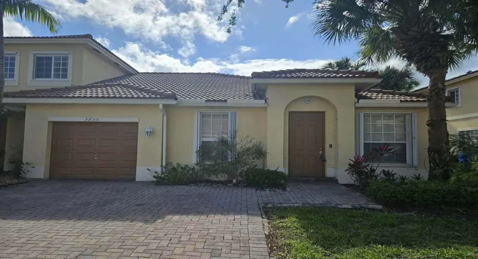 front view Isles of Oakland Park