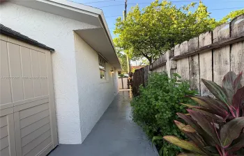 Side entrance to apt