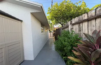 Side entrance to apartament