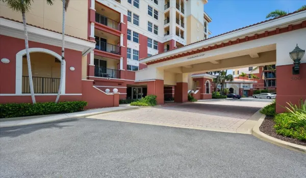 Admiral Building at Jupiter Yacht Club