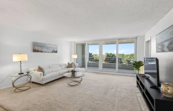 Spacious, bright & treelined