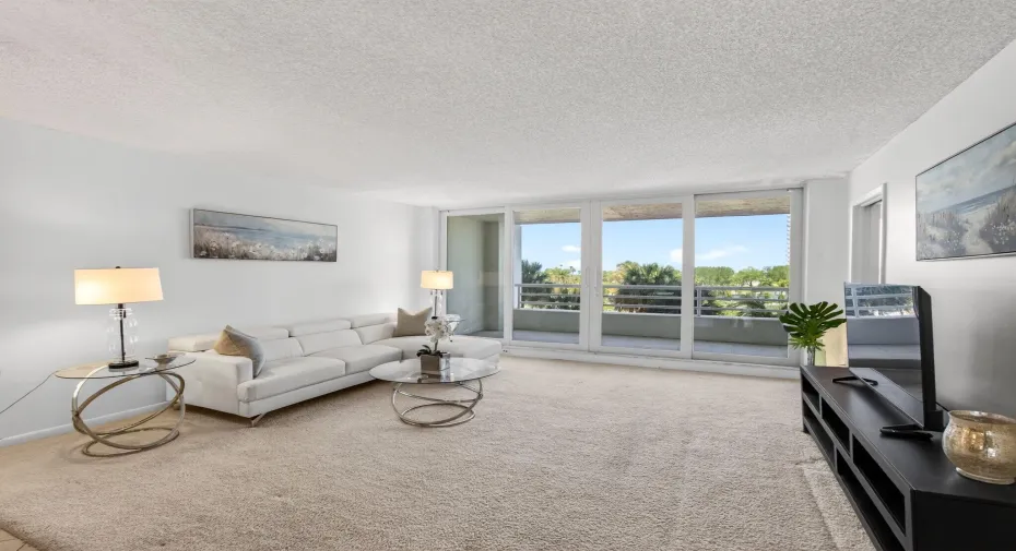 Spacious, bright & treelined