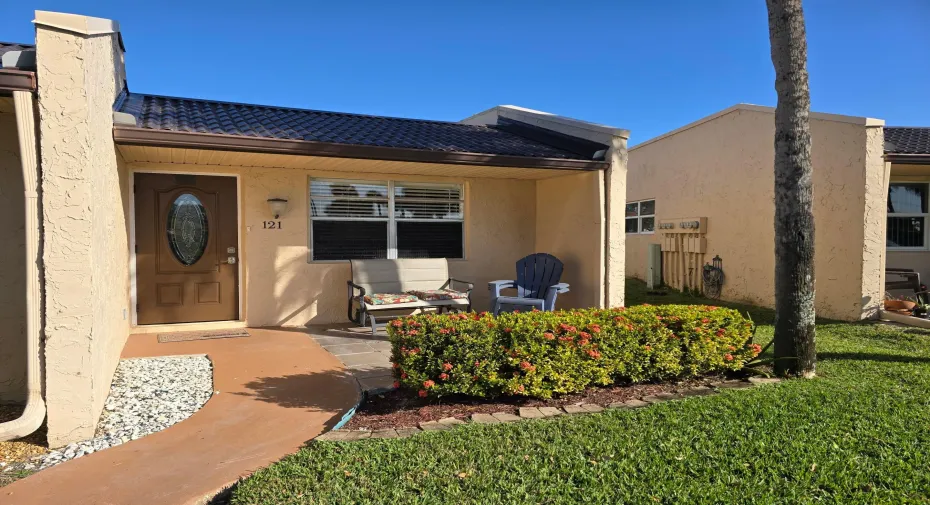 121 LAKE GLORIA DR