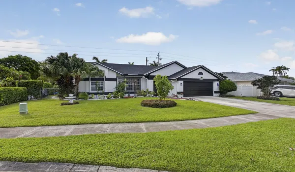 102 Royal Palm Cir Front 1 Exp