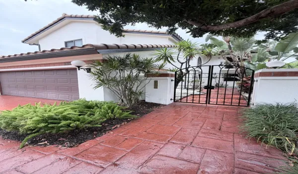FRONT OF THE HOUSE