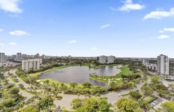 Direct golfcourse and lake views.