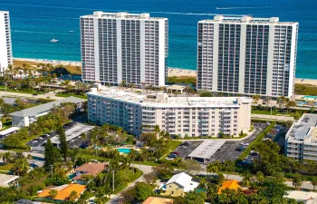 Beachside Retreat in an amazing location close to dining, shopping and live music!